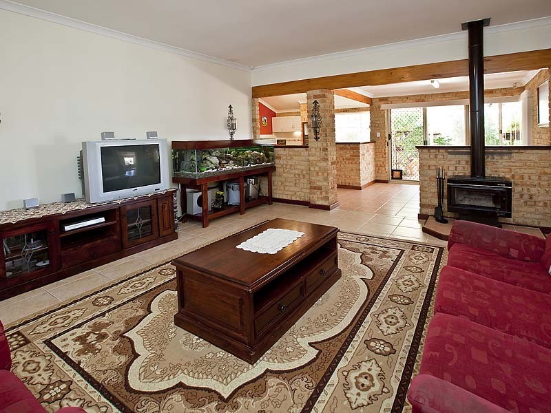 22 Maple Cres, Helena Valley WA 6056