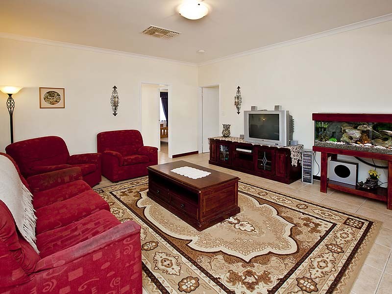 22 Maple Cres, Helena Valley WA 6056