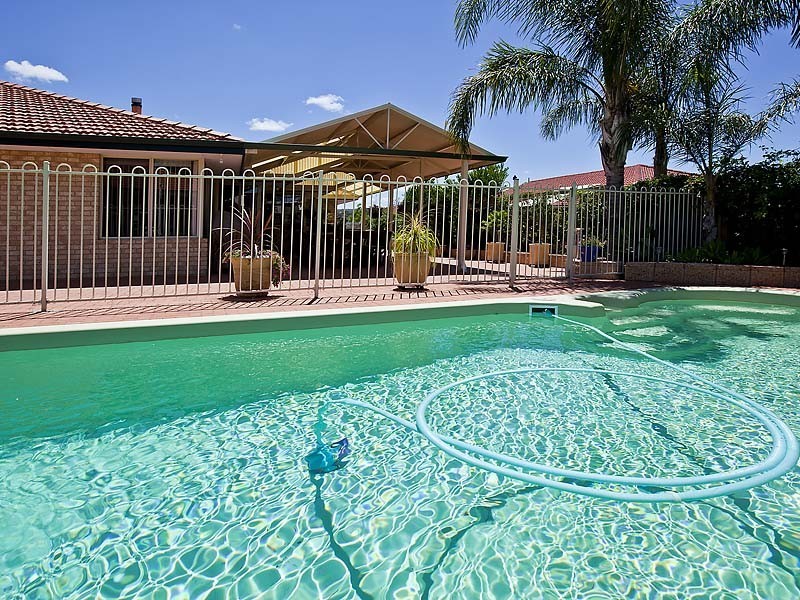 22 Maple Cres, Helena Valley WA 6056