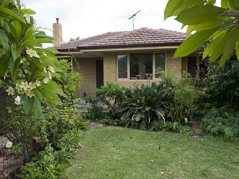 33 Hoskin Street, Cloverdale WA 6105