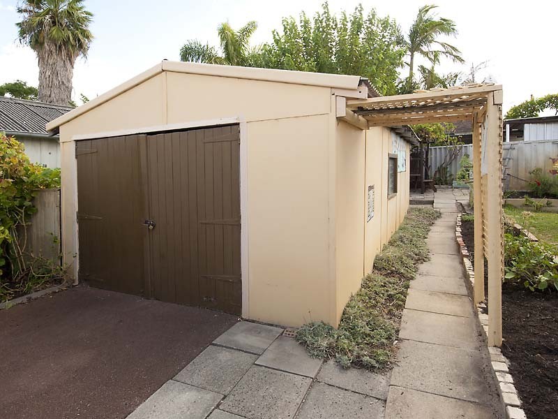 33 Hoskin Street, Cloverdale WA 6105