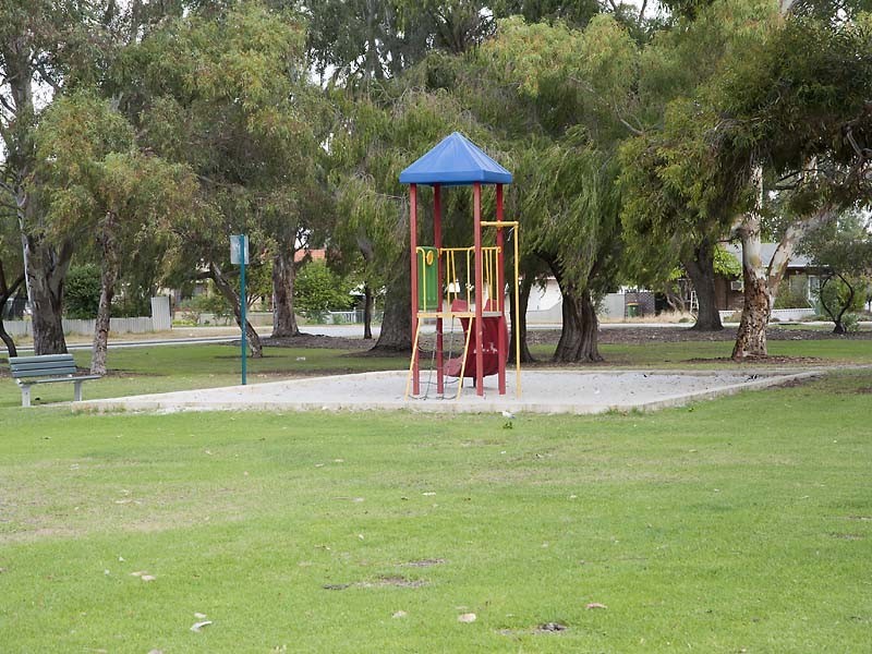 33 Hoskin Street, Cloverdale WA 6105