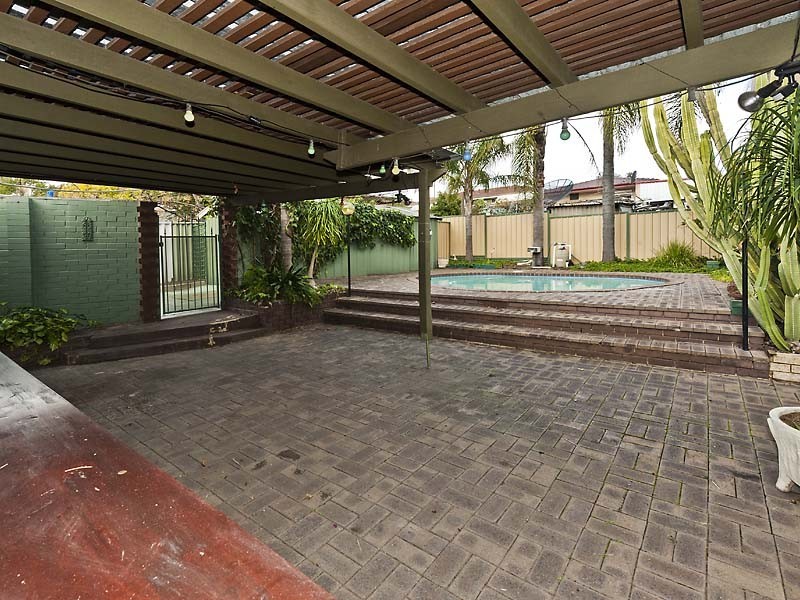 6 Lowes Street, Cloverdale WA 6105