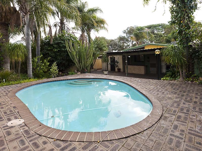 6 Lowes Street, Cloverdale WA 6105