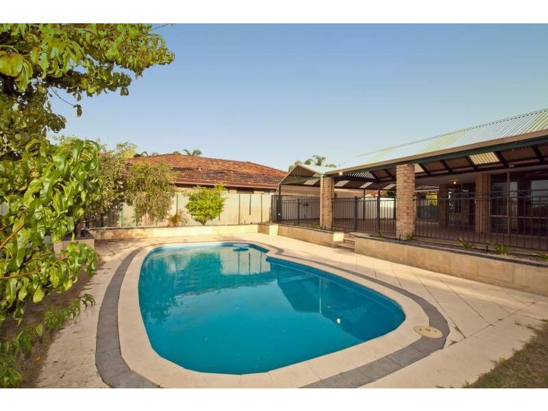 1 Woodspring Grove, Ballajura WA 6066