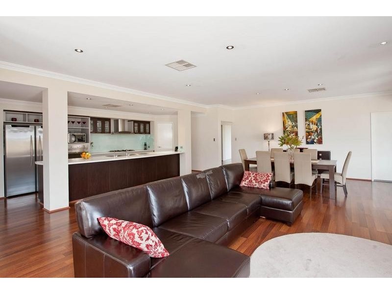 16 Tullow Gardens, Darch WA 6065