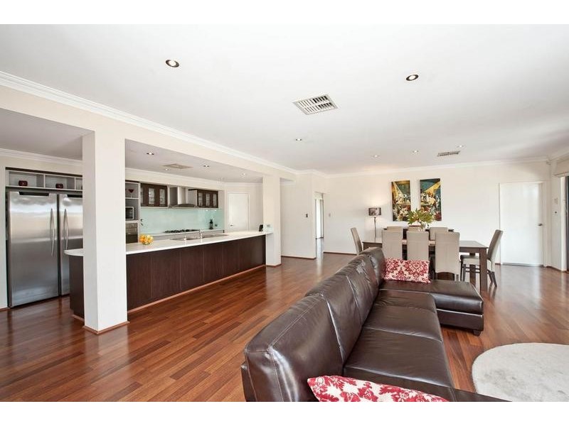 16 Tullow Gardens, Darch WA 6065