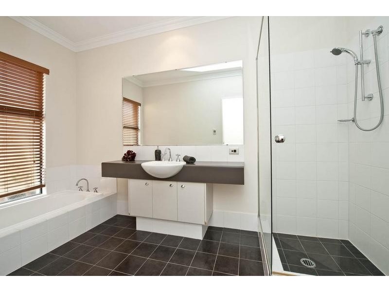 16 Tullow Gardens, Darch WA 6065