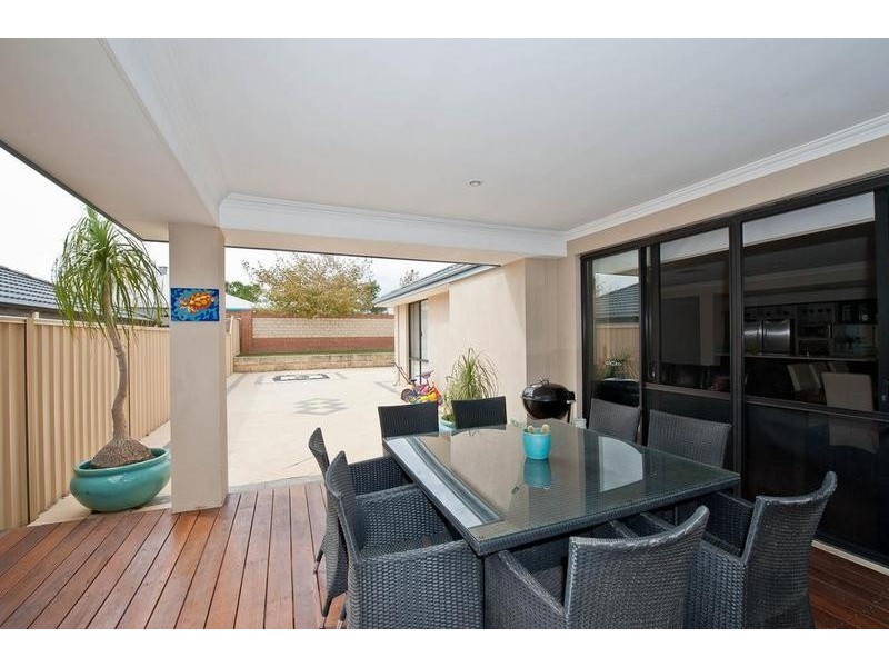 16 Tullow Gardens, Darch WA 6065