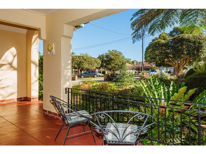 16 Elstree Avenue, Menora WA 6050