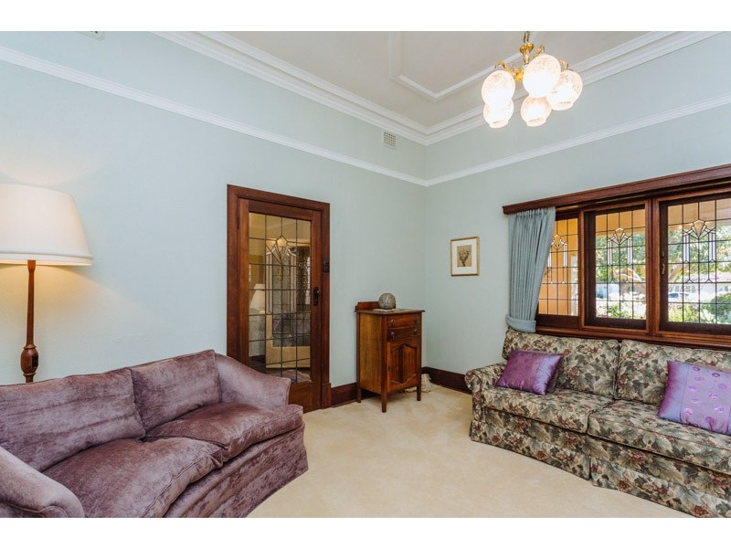 16 Elstree Avenue, Menora WA 6050