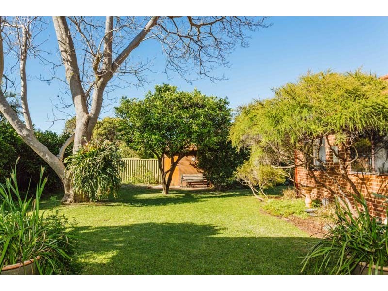 16 Elstree Avenue, Menora WA 6050