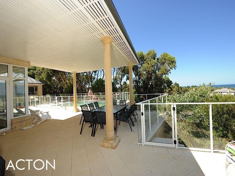 11 Dodonia Gardens, City Beach WA 6015