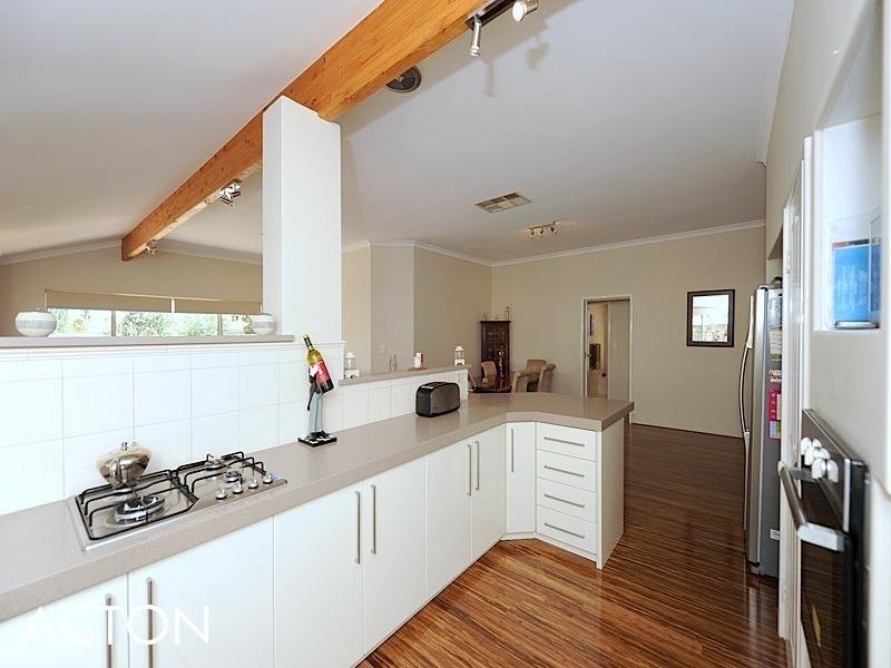 8 Topanga Pass, Iluka WA 6028