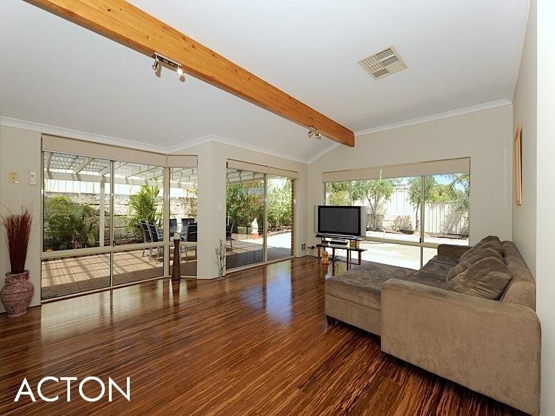 8 Topanga Pass, Iluka WA 6028