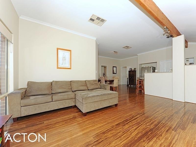 8 Topanga Pass, Iluka WA 6028