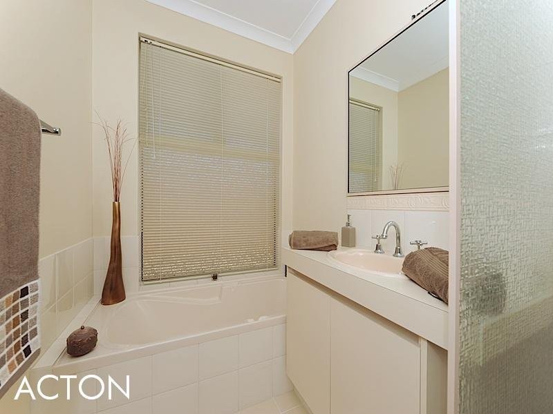 8 Topanga Pass, Iluka WA 6028