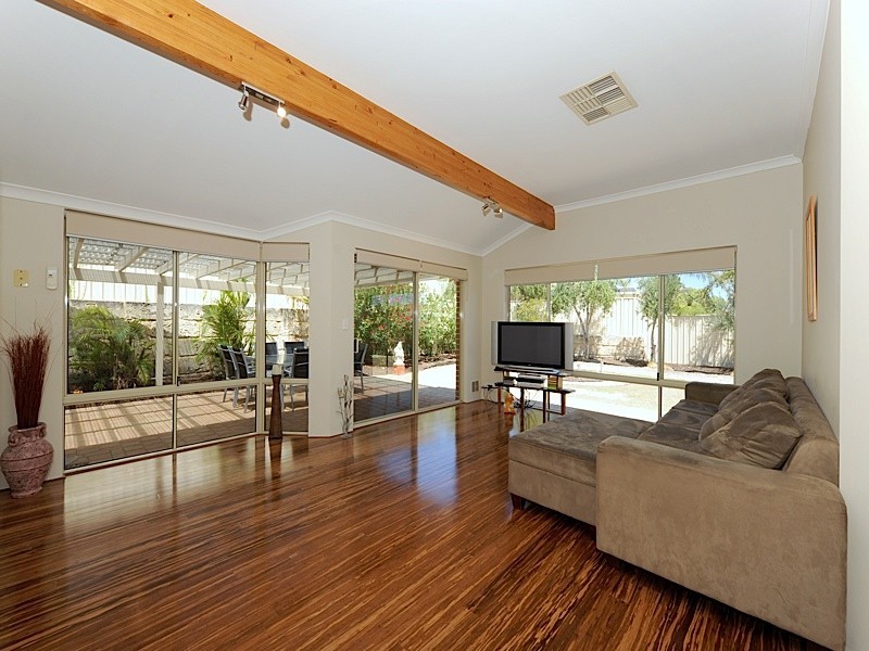 8 Topanga Pass, Iluka WA 6028