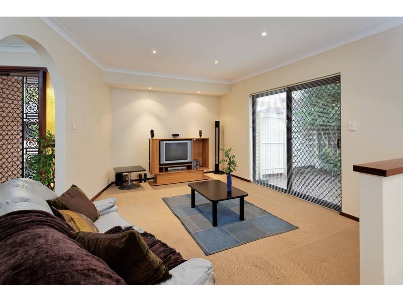 3/8 Macrae Road, Applecross WA 6153