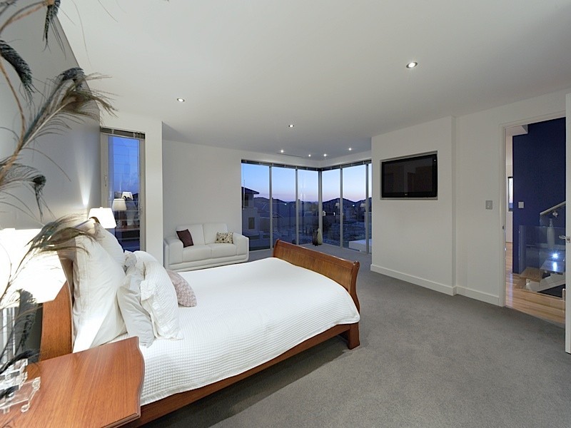 12 St Lucia Road, Iluka WA 6028