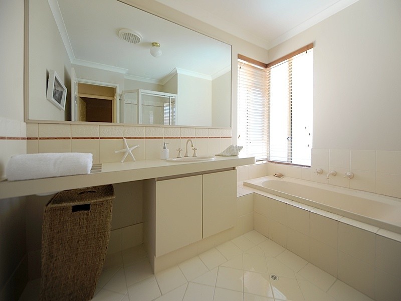 1 Bethany Gardens, Iluka WA 6028