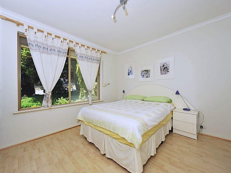 4 Volunteer Place, Ocean Reef WA 6027