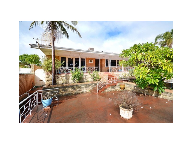 16 Buxton Road, Wembley Downs WA 6019