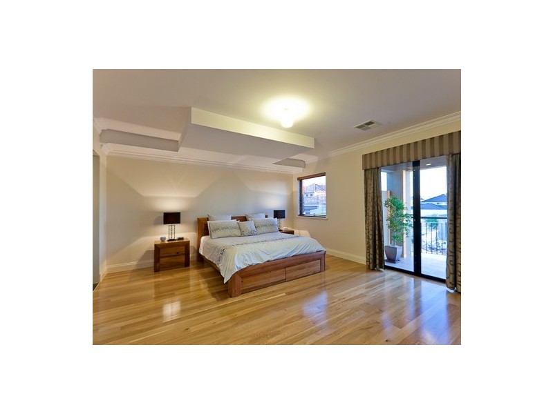 10 St Lucia Road, Iluka WA 6028