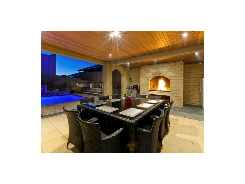 10 St Lucia Road, Iluka WA 6028