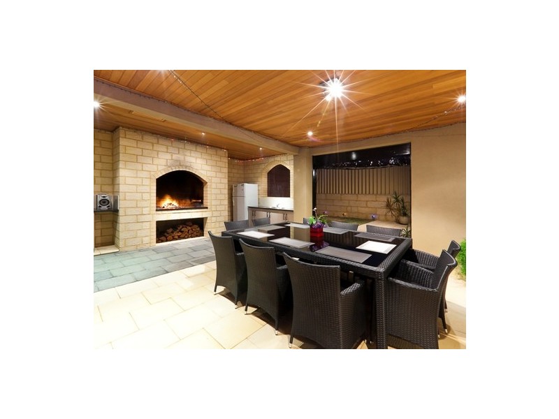 10 St Lucia Road, Iluka WA 6028