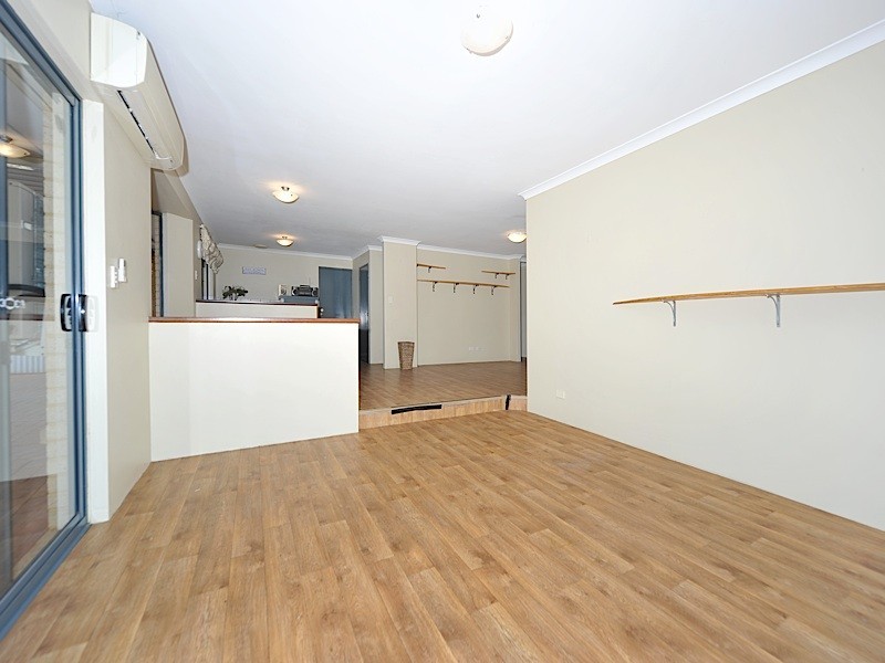 8 Barcoo Close, Sinagra WA 6065