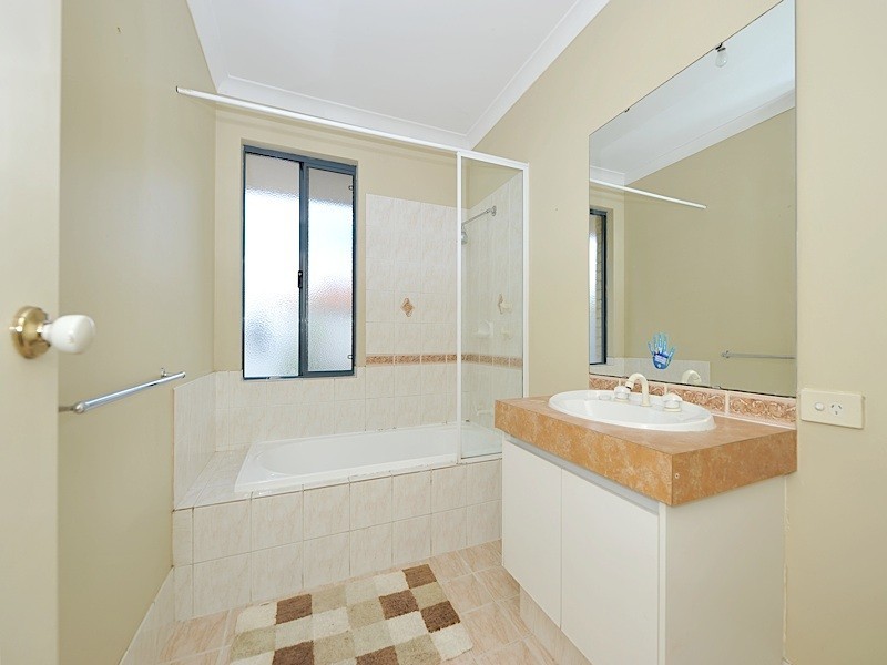 8 Barcoo Close, Sinagra WA 6065