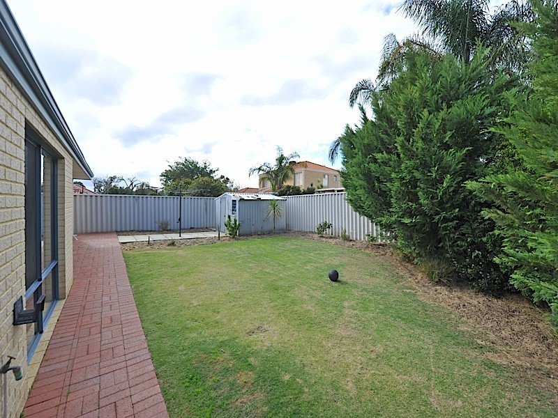 8 Barcoo Close, Sinagra WA 6065
