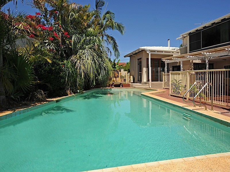 2 Kinross Crescent, Floreat WA 6014