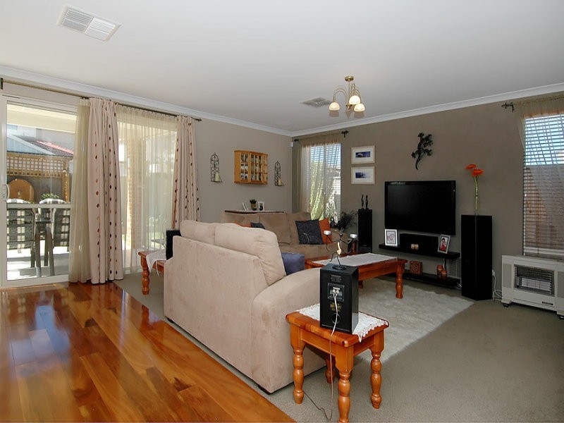 27 Honeymyrtle Turn, Stirling WA 6021