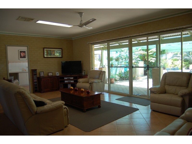 25 Moondyne Trail, Gnangara WA 6077