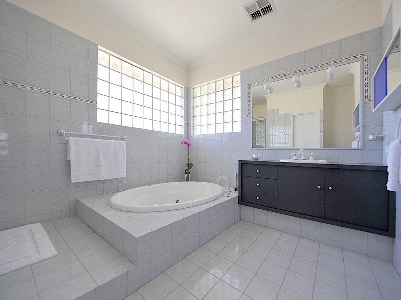 1 Kinross Crescent, Floreat WA 6014