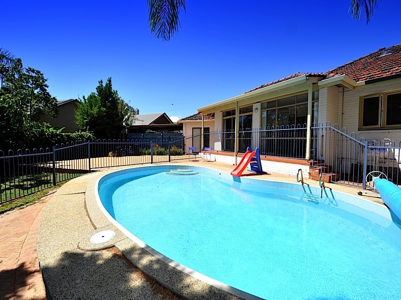 1 Kinross Crescent, Floreat WA 6014