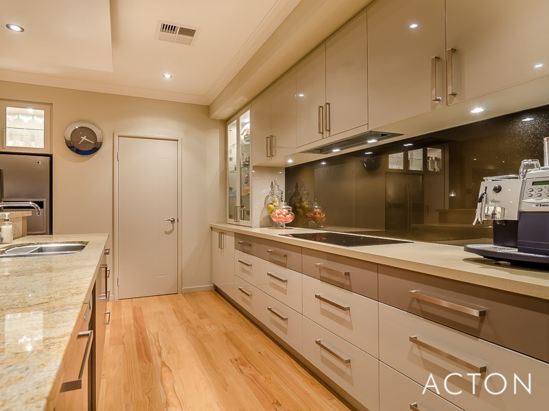 33 Kallatina Drive, Iluka WA 6028