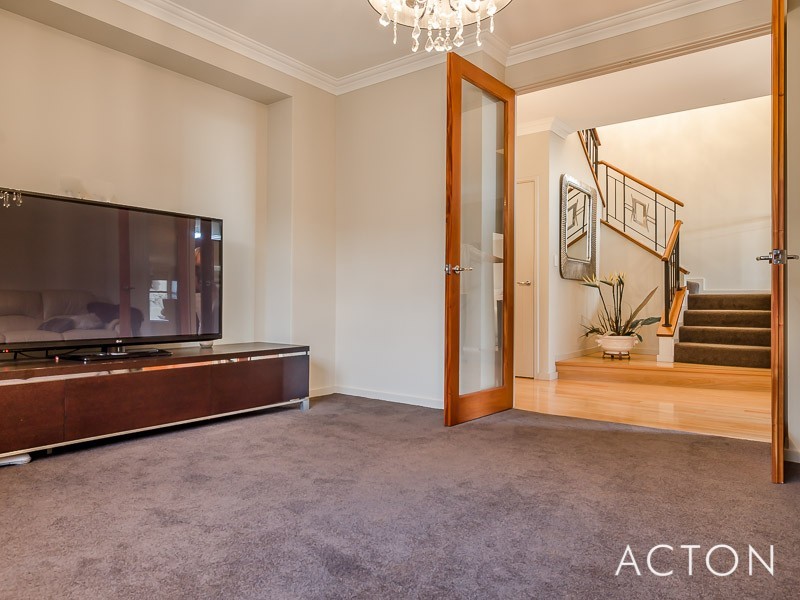 33 Kallatina Drive, Iluka WA 6028