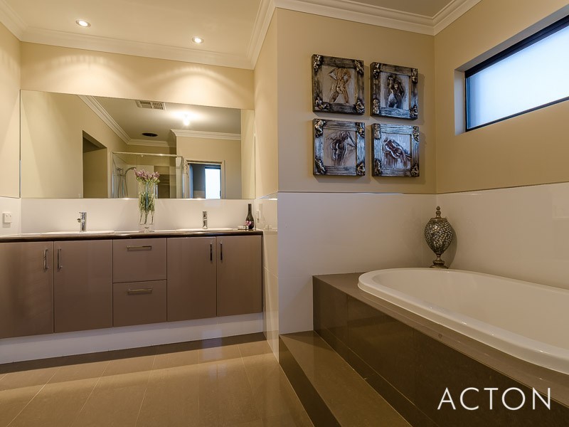 33 Kallatina Drive, Iluka WA 6028