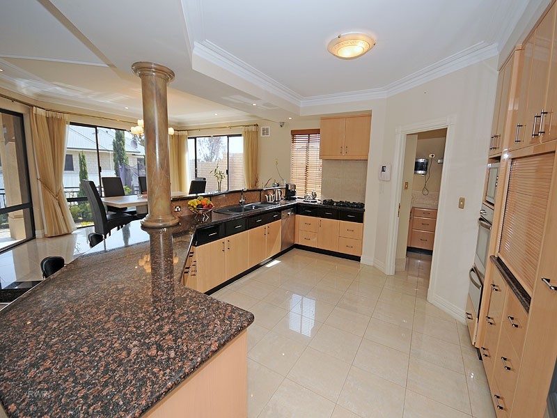 26 Crossman Pass, Salter Point WA 6152