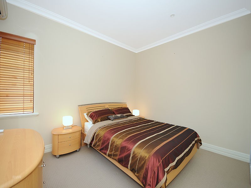 26 Crossman Pass, Salter Point WA 6152