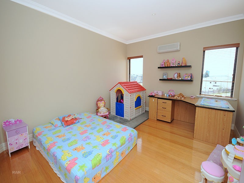 26 Crossman Pass, Salter Point WA 6152