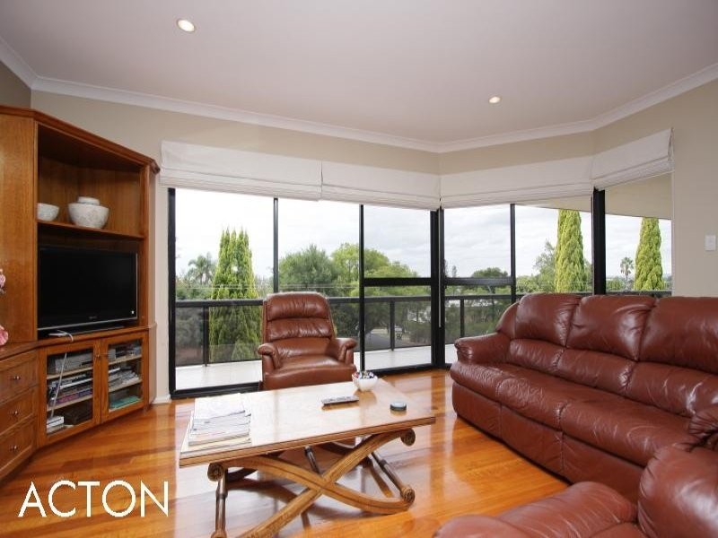 18 Rookwood Street, Mount Pleasant WA 6153