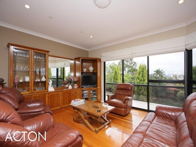 18 Rookwood Street, Mount Pleasant WA 6153