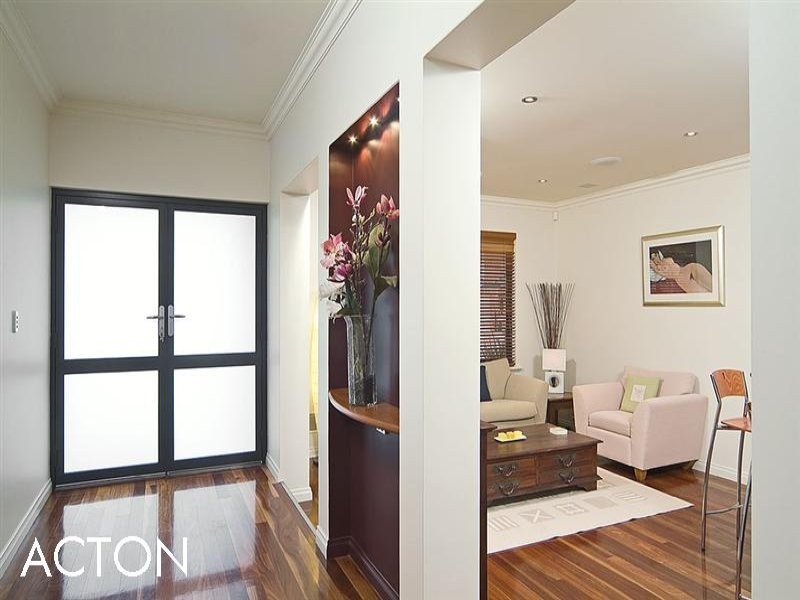 4 Hogg Avenue, Salter Point WA 6152