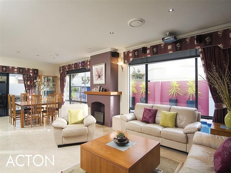4 Hogg Avenue, Salter Point WA 6152