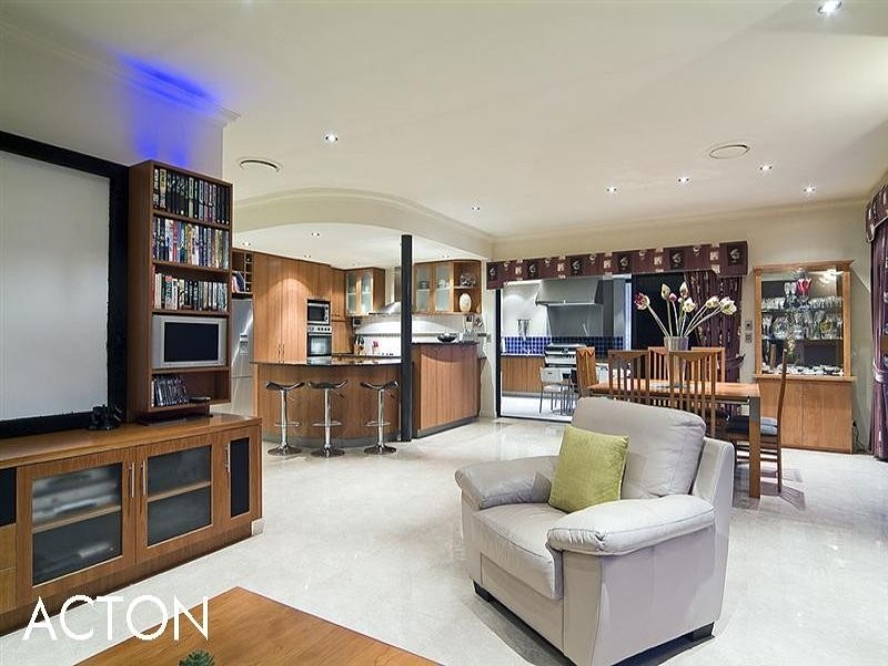 4 Hogg Avenue, Salter Point WA 6152