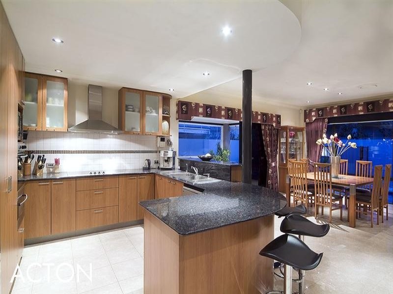 4 Hogg Avenue, Salter Point WA 6152